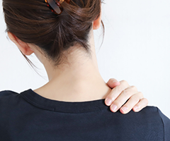 整体スペースひまわりでは、四十肩・五十肩の原因を見つけ、根本的な原因になっているところにアプローチすることで改善を目指します。